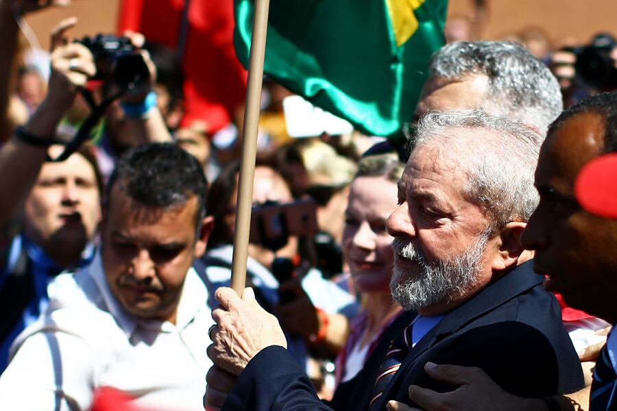 Cientos de simpatizantes del PT recibieron a Lula en Curitiba.