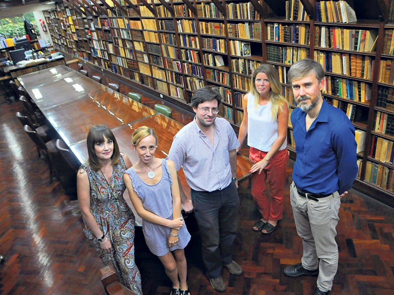 Gabriela Pauer, Sol Portaluppi, Pedro Rodríguez, Josefina Raffo y Santiago Kalinowski en la biblioteca de la Academia.