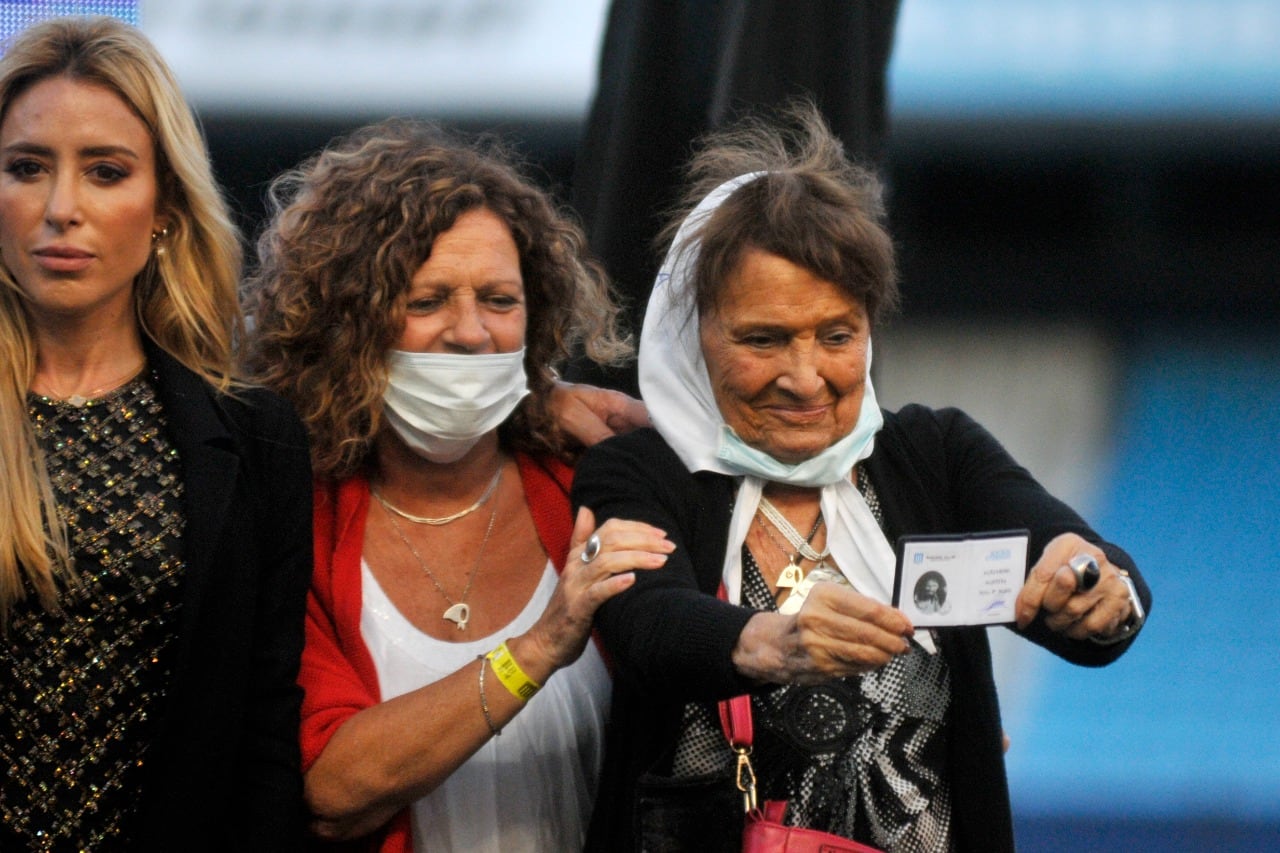 Taty muestra el carnet de Alejandro, acompañada por su hija Fabiana y Bárbara Blanco, de Racing