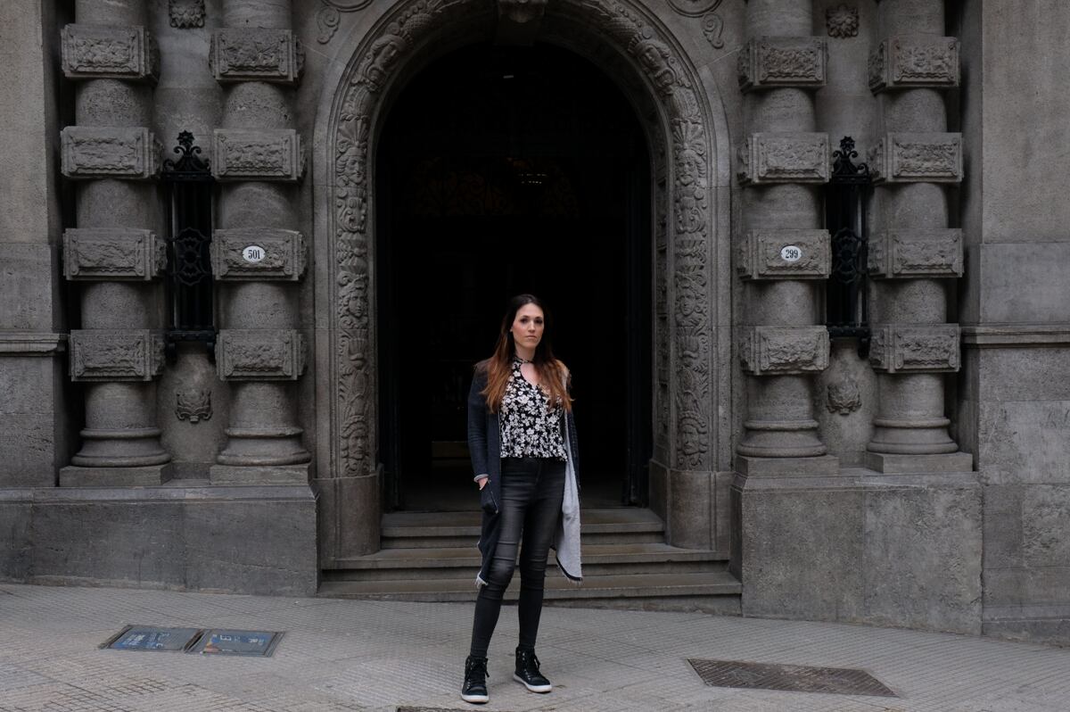 "Tuve grupos de rock y de metal, donde tocaba la guitarra y componía, pero no me animé a cantar porque ésa no era mi voz", dice Sofía