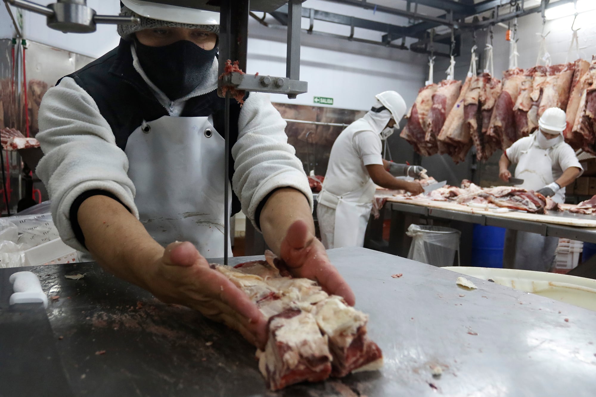Como la carne está tan cara, hay más ventas de pollo y cerdo.