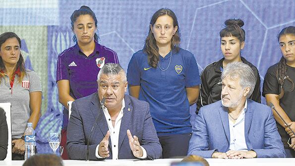 Las chicas rodearon a Claudio Tapia y Sergio Marchi en la presentación de ayer.