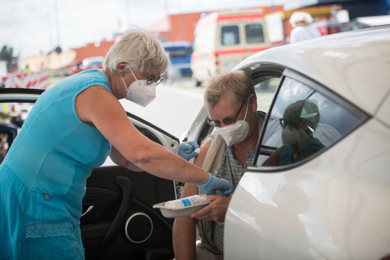 Las autoridades sanitarias de Alemania decidieron aplicar una tercera dosis de vacuna contra la covid a personas mayores y con factores de riesgo.