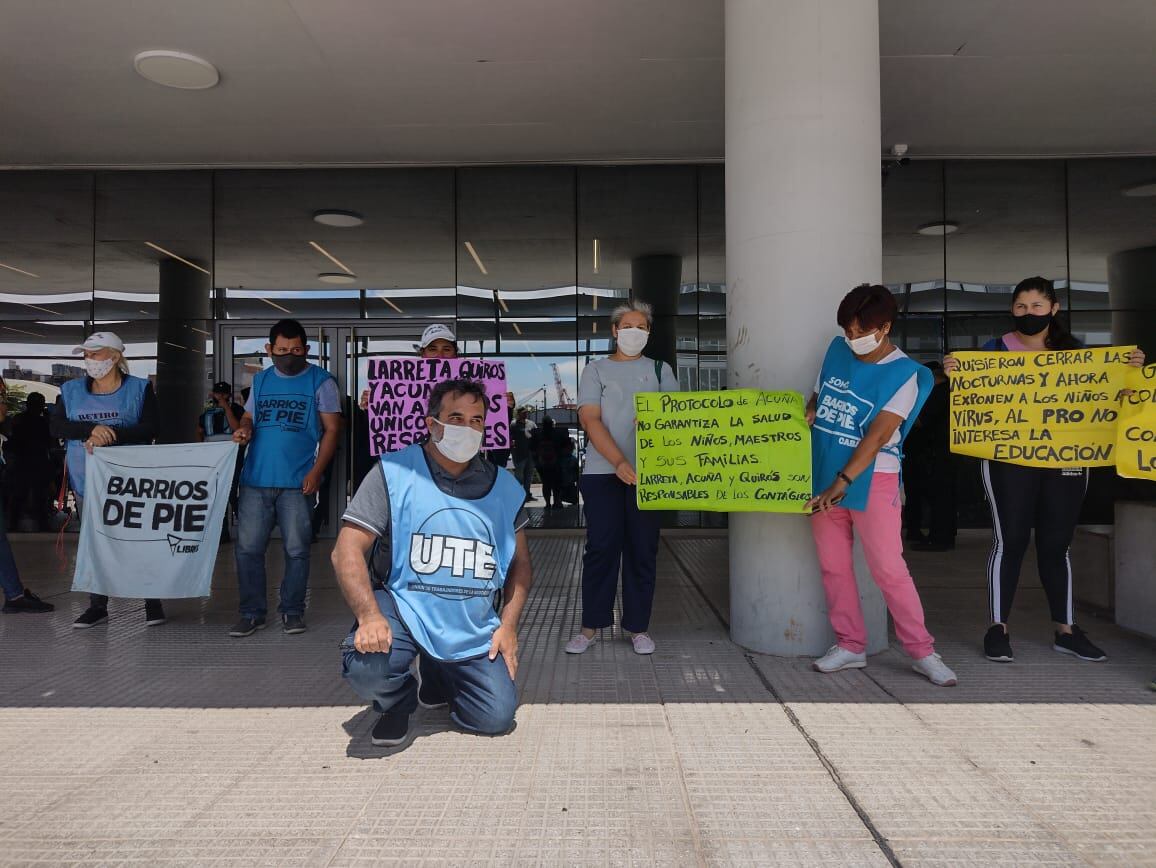 "No nos mandaron los cuadernillos para que se lleven a sus casas. Es ilógico que falte algo tan básico cuando hace un mes que están anunciando que hoy empezaban las clases", planteó Claudia Ritrobatto, profesora de matemáticas y delegada de UTE.
