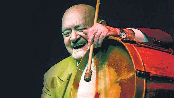 Vitillo Avalos y su bombo, eternos compañeros.