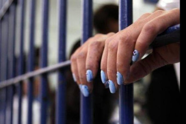 Una mujer en prisión domiciliaria cuida de su hija.. Imagen: Colectivo Audiovisual Luz en la Piel de YoNofUI