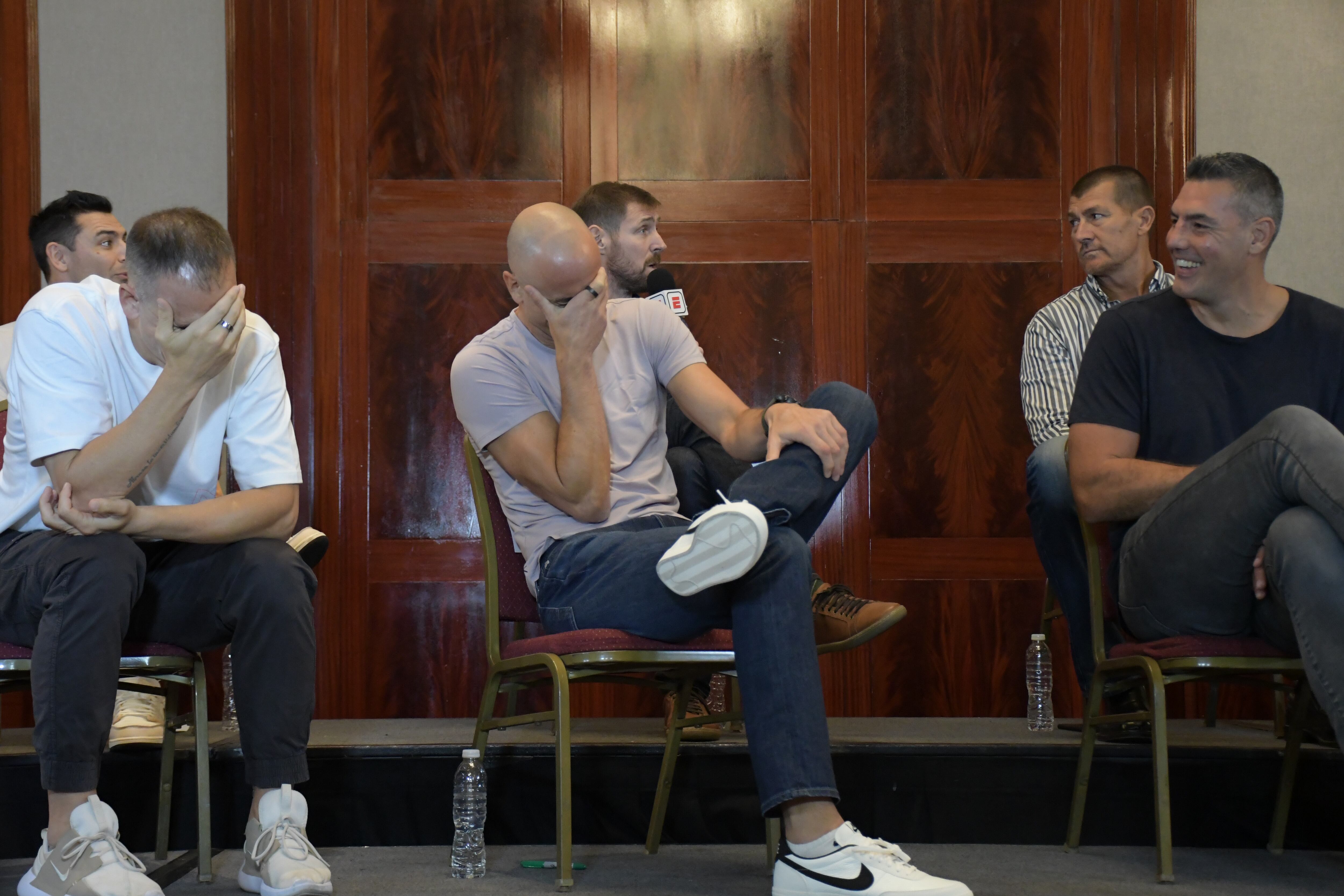 Chapu toma el micrófono; Scola ríe; Pepe y Manu se descostillan. Un espectáculo. (Crédito: Mono Gómez/Dale Play Live)