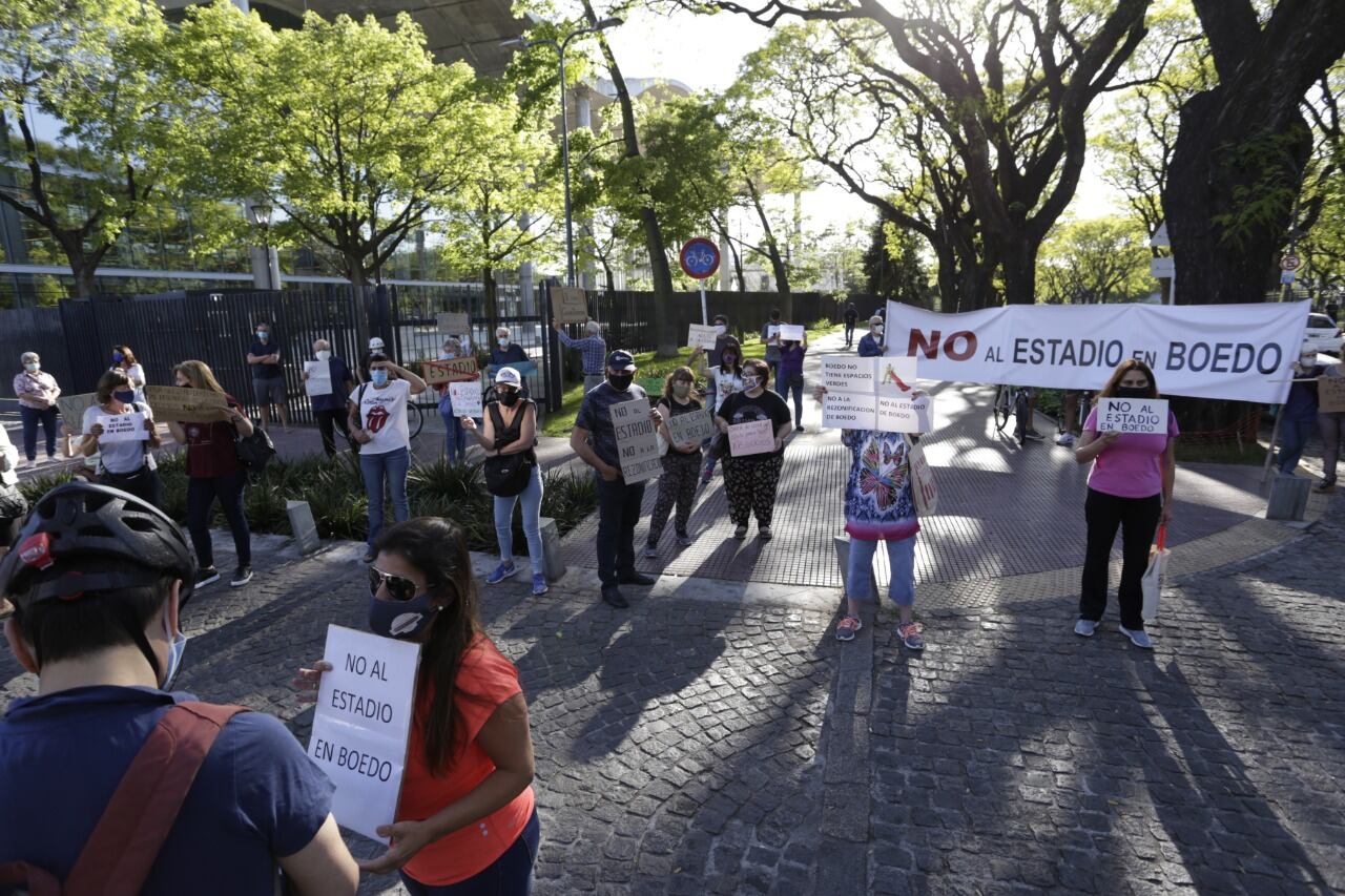 Los vecinos que marcharon contra la construcción del estadio.
