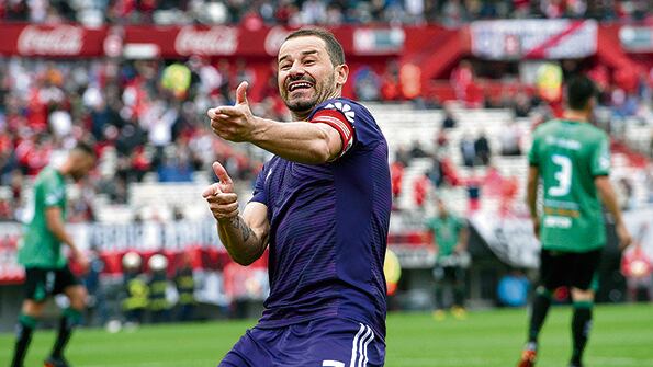 Mora festeja el primero de sus dos goles en el Monumental.