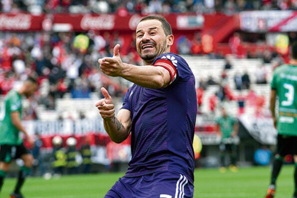 Mora festeja el primero de sus dos goles en el Monumental.