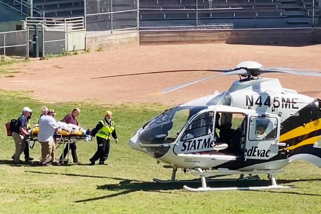 Rushdie a punto de ser evacuado en helicóptero sanitario después del atentado.
