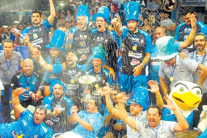 Los jugadores de Bolívar festejaron el título en la noche del jueves.