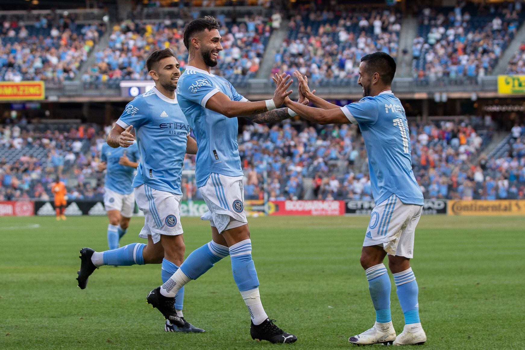 Castellanos se saluda con el exRacing y Vélez Maxi Moralez