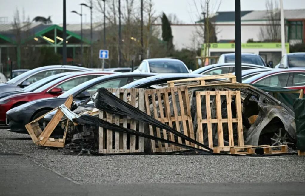 Los incendios de los autos Tesla fueron en en los barrios de Plänterwald y Steglitz.