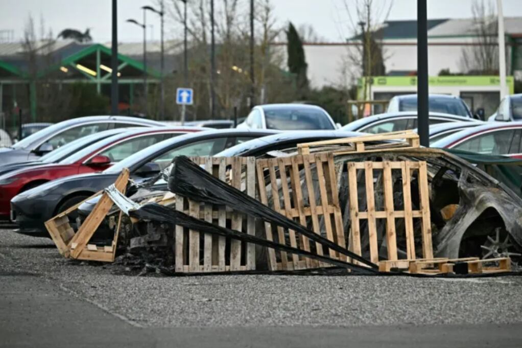 Los incendios de los autos Tesla fueron en en los barrios de Plänterwald y Steglitz.