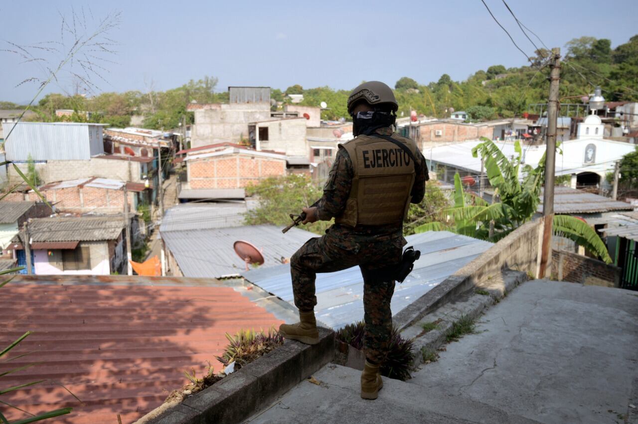 Un soldado vigila una comunidad en Sopayango, al este de San Salvador.