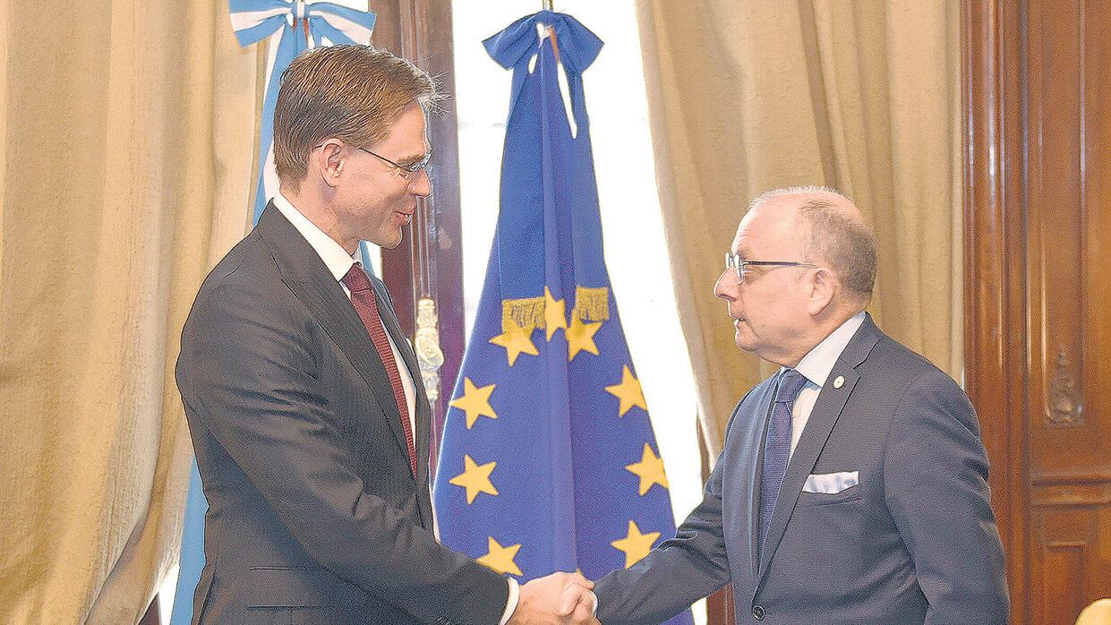 El canciller Faurie con el vicepresidente de la Comisión Europea, Katainen.