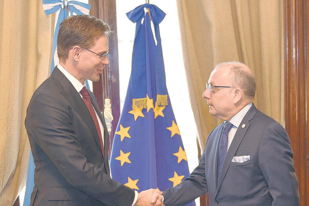 El canciller Faurie con el vicepresidente de la Comisión Europea, Katainen.