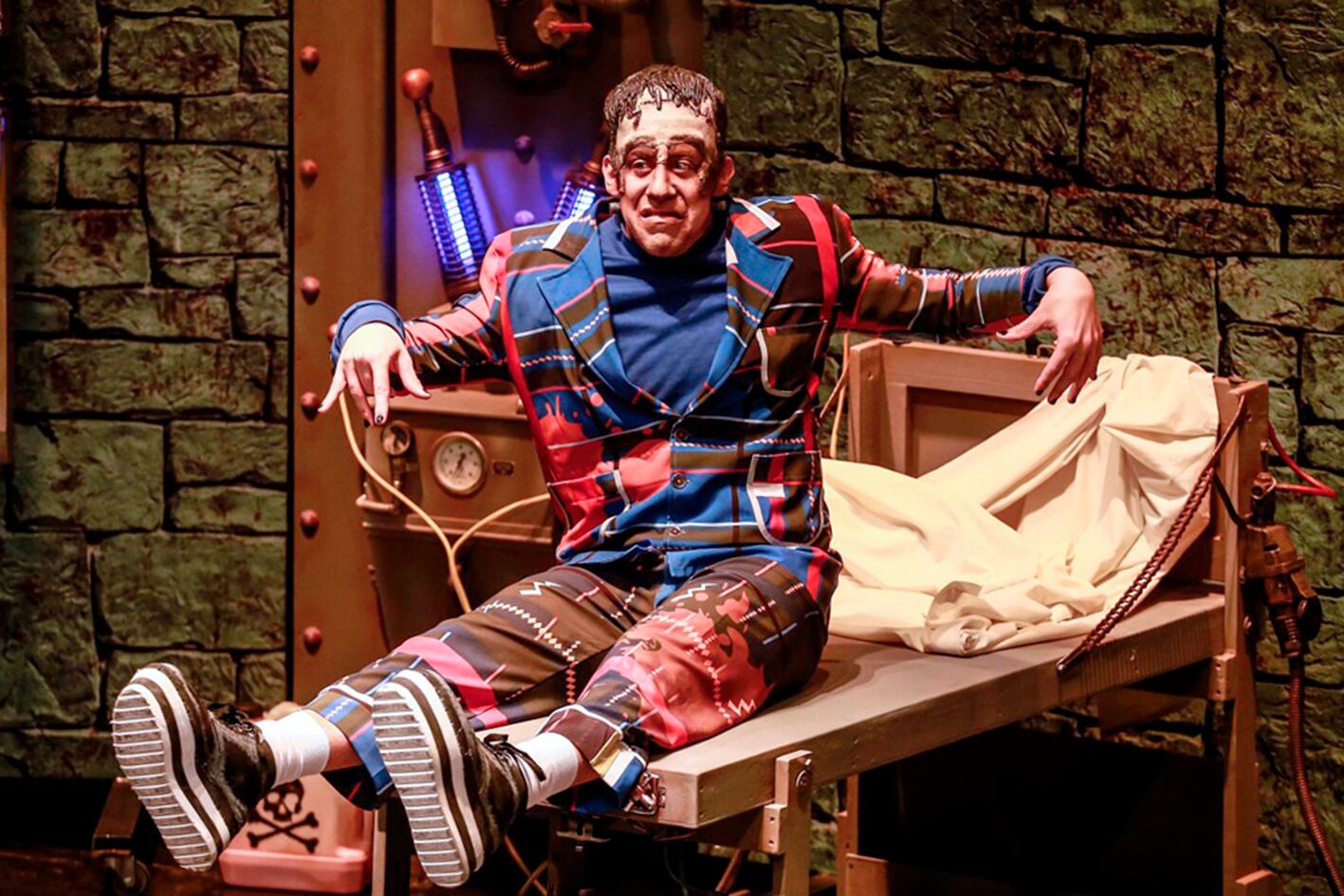 Aquí el monstruo es bondadoso y asume su condición no humana.