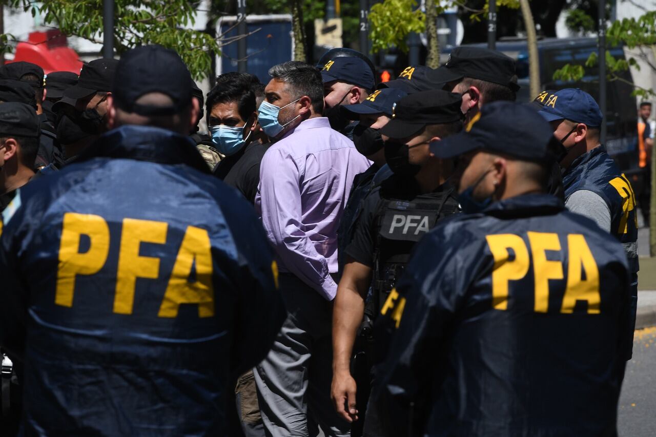 En la reconstrucción del crimen del futbolista participaron los tres policías implicados en el hecho y seis agentes acusados de encubrimiento.