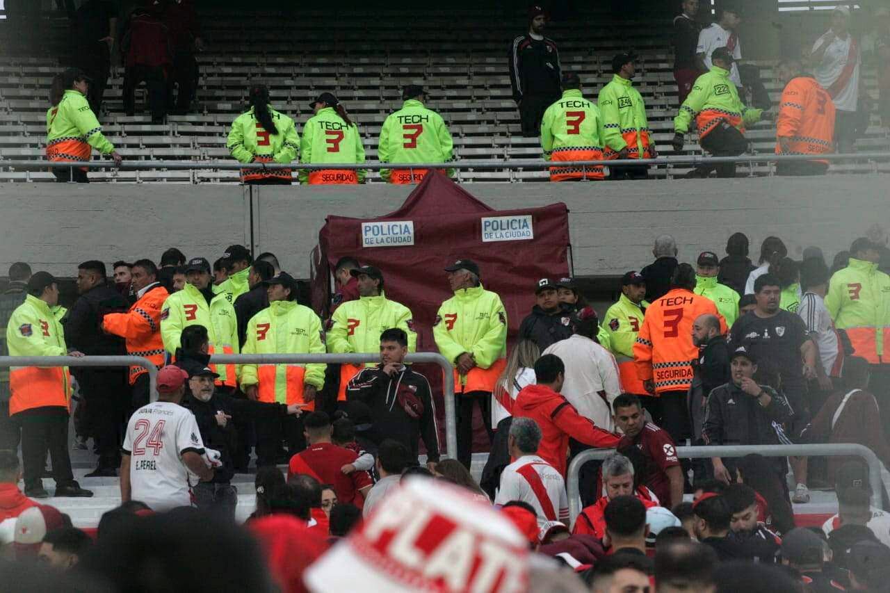 La policía evacuó la cancha y comenzó con los peritajes