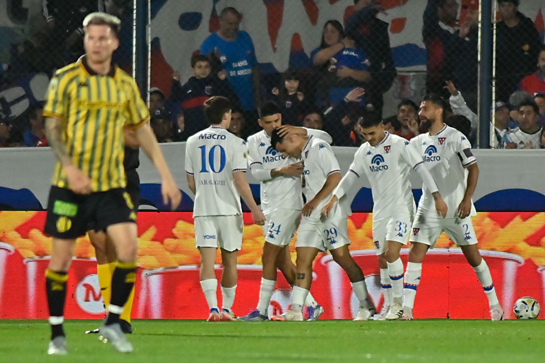 Los de Tigre festejan uno de los goles