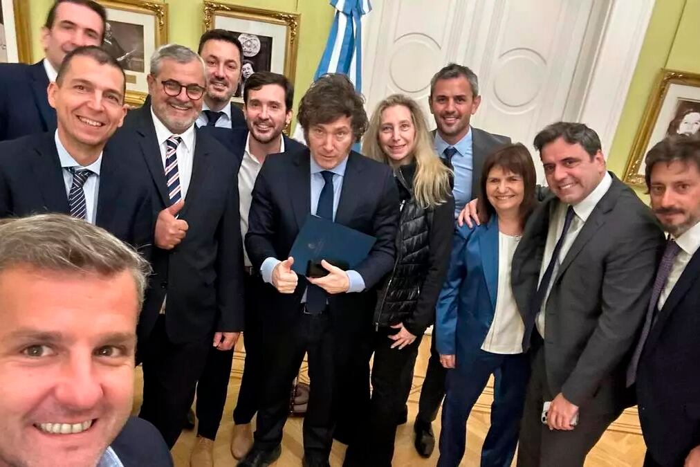 Campero sonríe al sacar la selfie con Milei y sus correligionarios, que ya no forman parte de la UCR. 