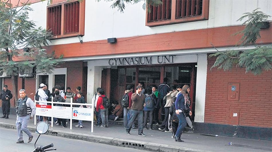 La Fundación Mujeres Por Mujeres presentó un petitorio denunciando la violencia de esa comunidad educativa.