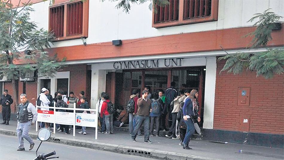 La Fundación Mujeres Por Mujeres presentó un petitorio denunciando la violencia de esa comunidad educativa.