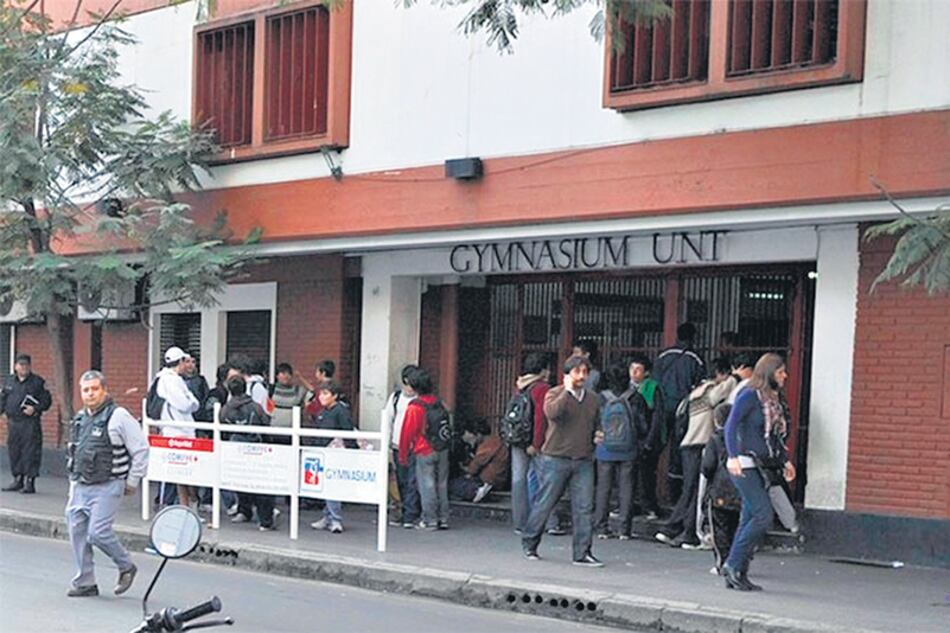 La Fundación Mujeres Por Mujeres presentó un petitorio denunciando la violencia de esa comunidad educativa.