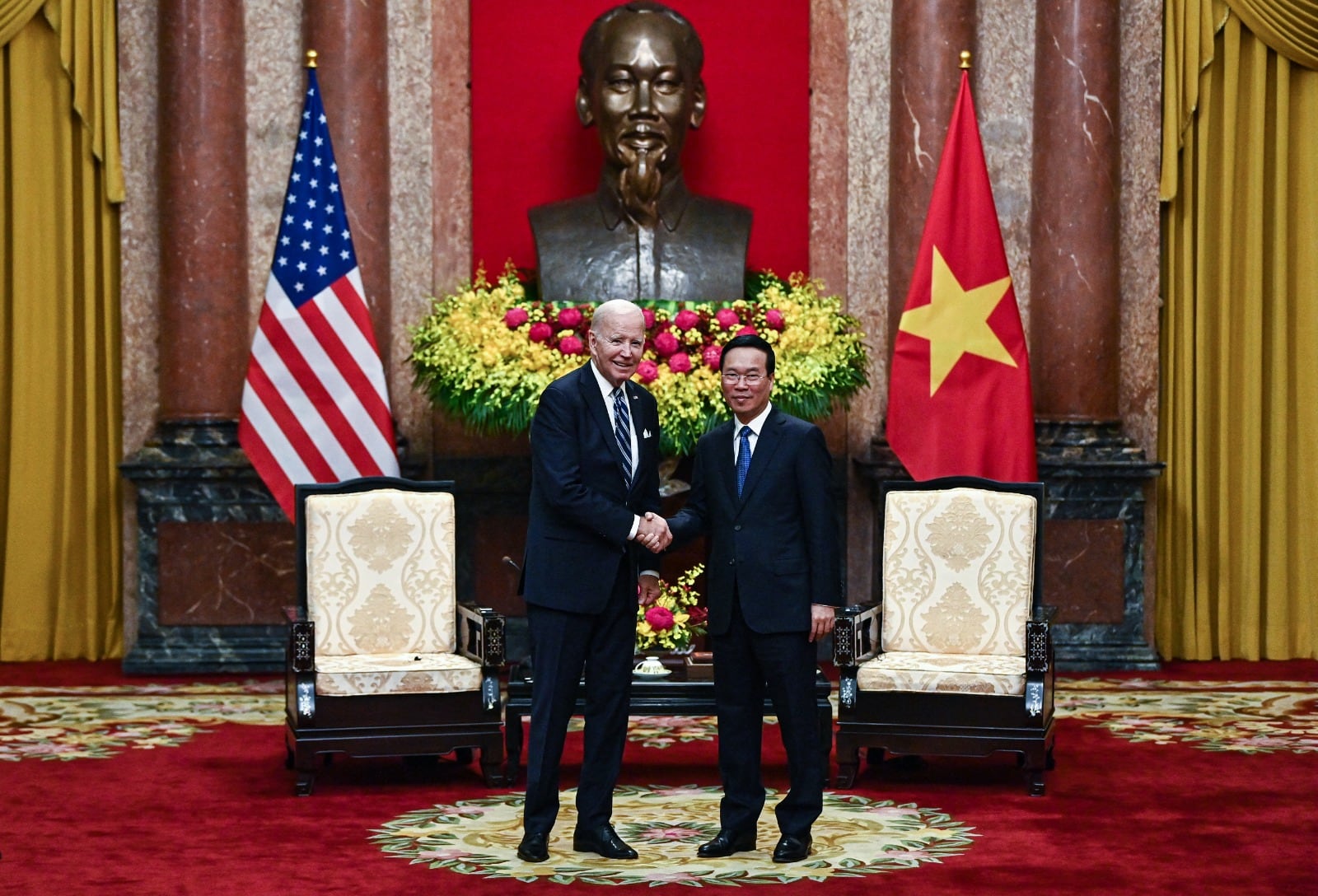 Joe Biden y Vo Van Thuong.