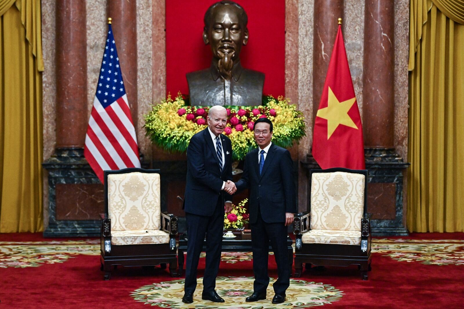 Joe Biden y Vo Van Thuong.