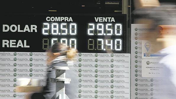 El riesgo país subió 11 por ciento y cerró ayer en 704 puntos. Se trata del máximo valor desde febrero de 2015.