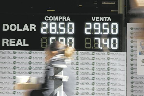 El riesgo país subió 11 por ciento y cerró ayer en 704 puntos. Se trata del máximo valor desde febrero de 2015.