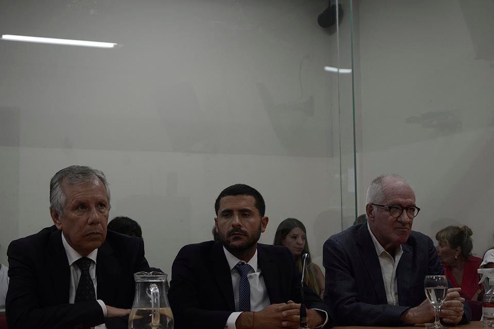 Shanahan (a la derecha), a la hora de escuchar el veredicto junto a los abogados defensores.