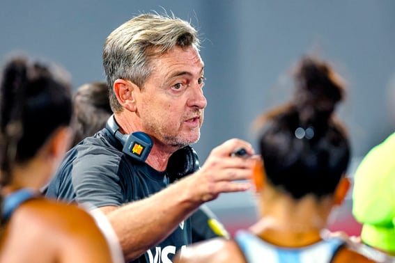 Fernando Ferrara dando indicaciones durante un partido de Las Leonas