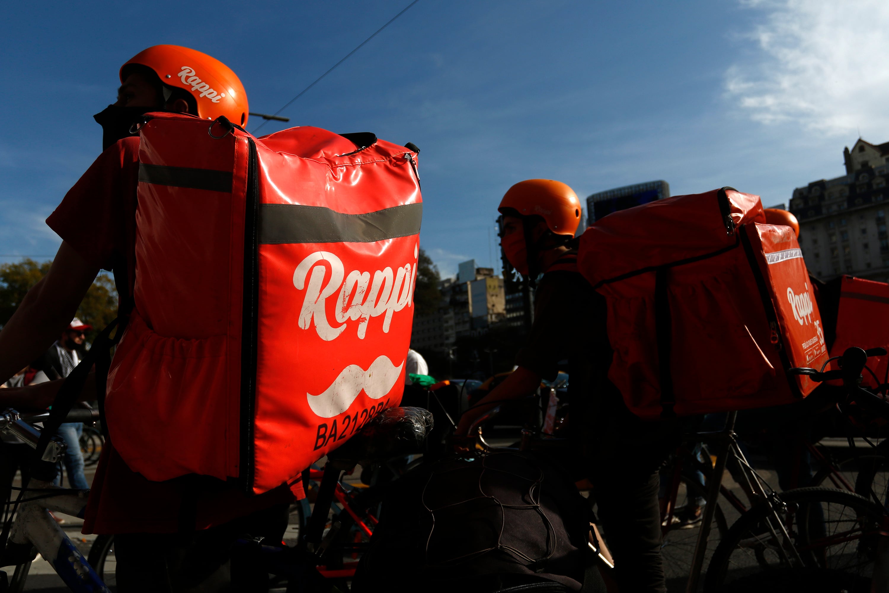 Las empresas multinacionales ya no buscan repartidores ni deliverys, sino “riders”.