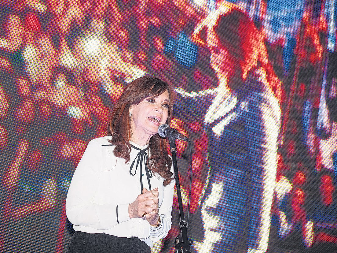 Luego de la entrevista, Cristina Kirchner les habló a los militantes reunidos frente al Instituto Patria.