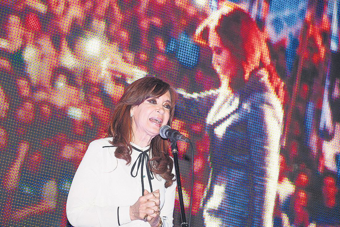 Luego de la entrevista, Cristina Kirchner les habló a los militantes reunidos frente al Instituto Patria.