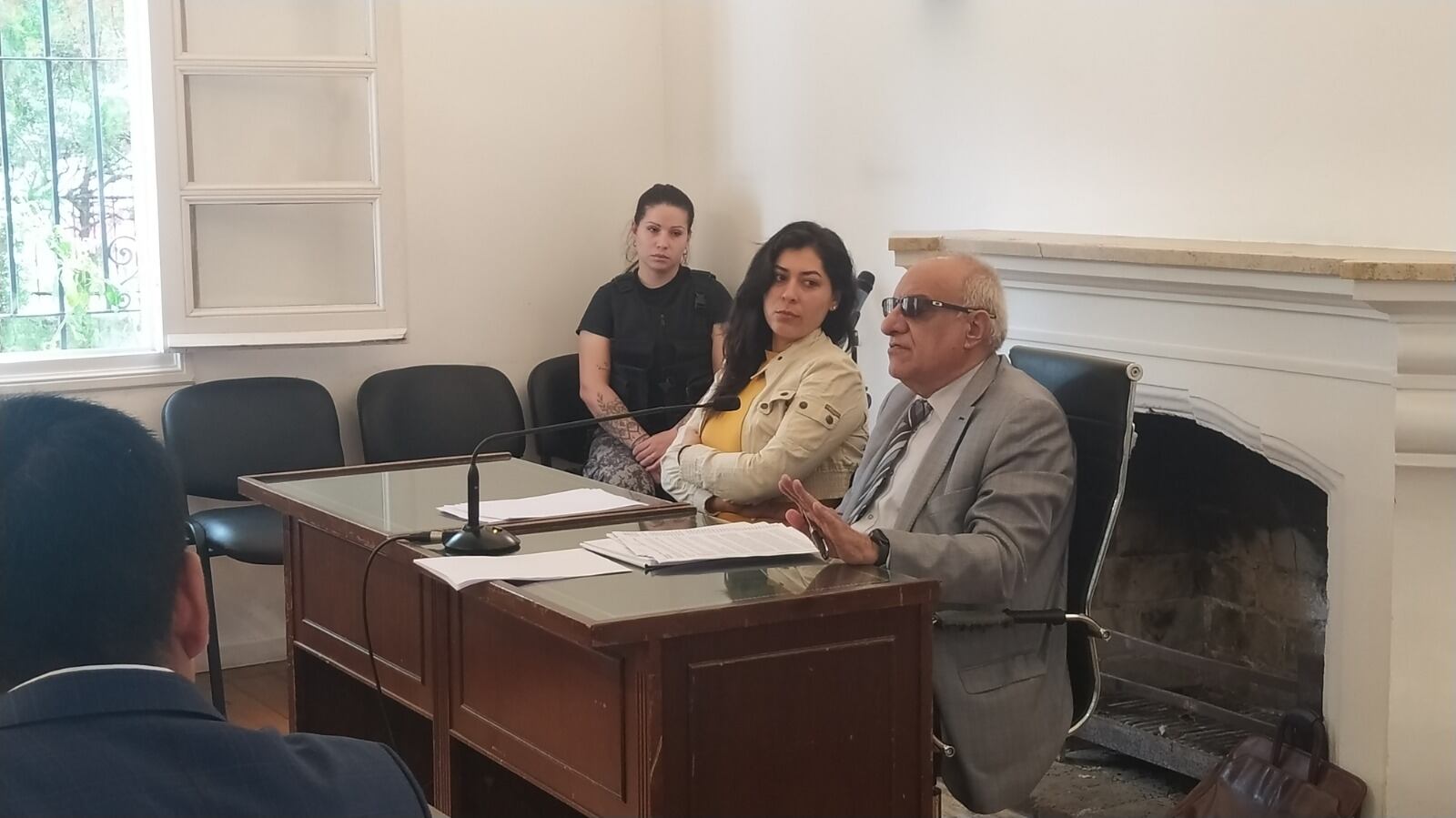 Jesica Figueroa junto a su defensor, Marcelo Arancibia. 