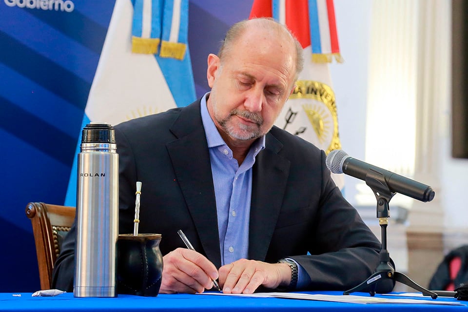 El gobernador Perotti firmó el decreto y comenzó la polémica.