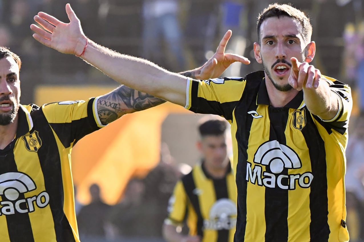 Diego Crego festeja el segundo gol de Madryn. Lleva cinco en el torneo.