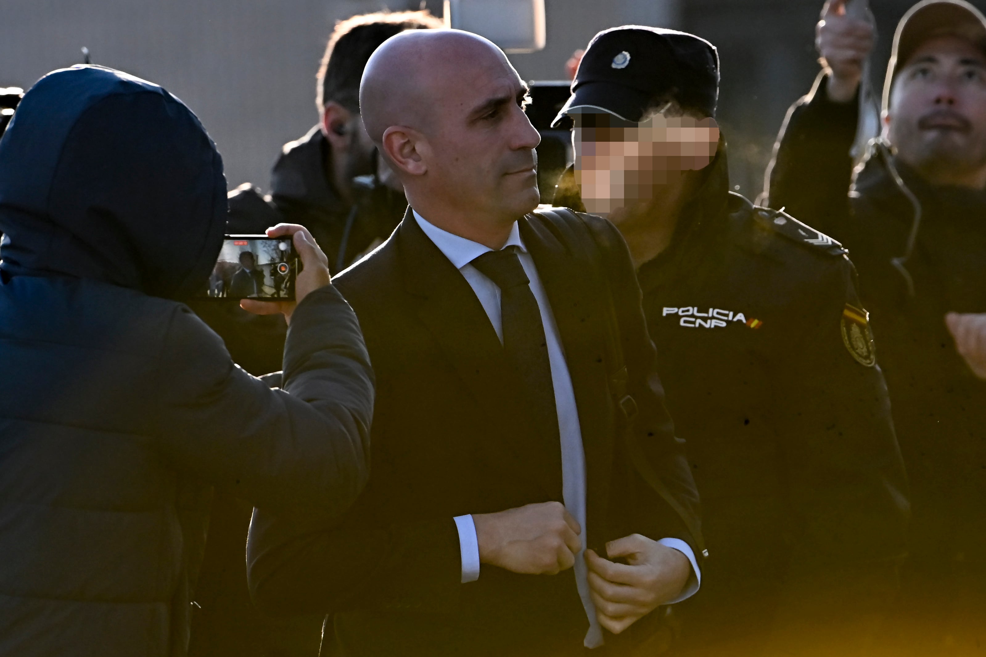 Luis Rubiales en la puerta del tribunal donde se lo juzga.