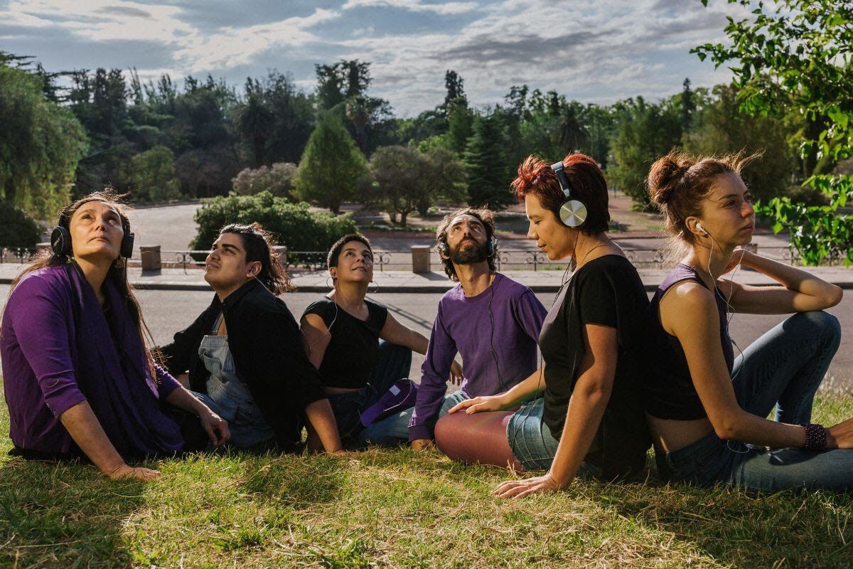 El grupo propone una escucha bajo el cielo.