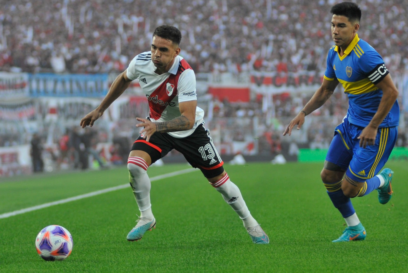 Enzo Díaz ante la marca de Pol Fernández. River ataca por la izquierda de Boca