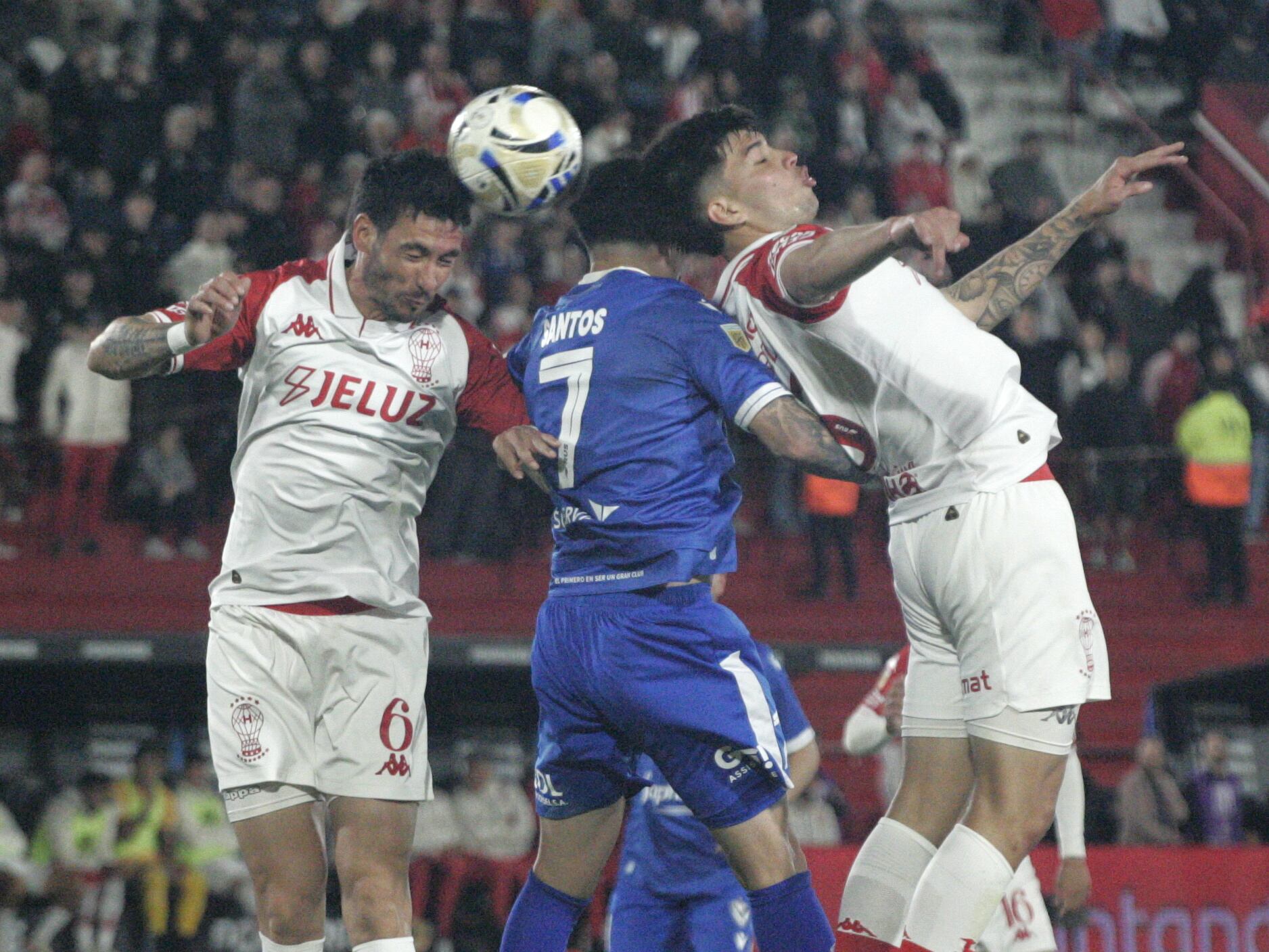 Santos busca cabecear ante dos adversarios locales