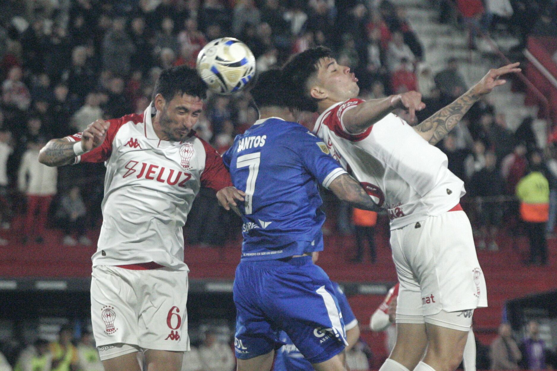 Santos busca cabecear ante dos adversarios locales