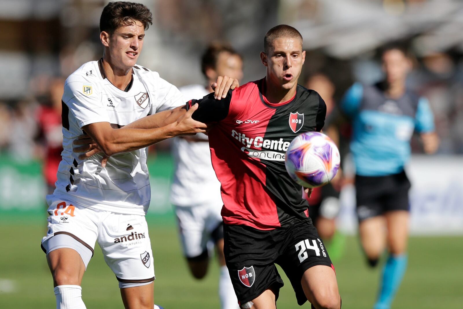 Juan Pablo Pignari intenta frenar a Genaro Rossi.
