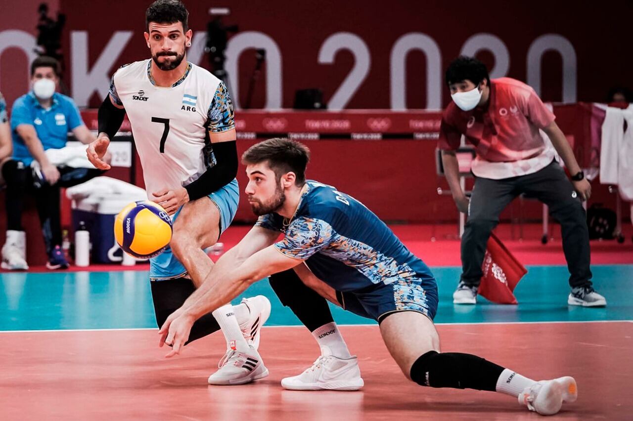 El líbero Danani recibe con Conte bien cerca