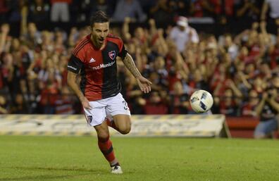 Scocco inicia el festejo tras su gol de penal en el segundo tiempo.